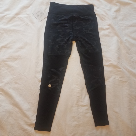 NWT Threads 4 Thought Kellyn camo leggings - Picture 9 of 16